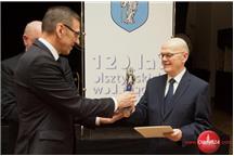 Prezes PWiK Wiesław Pancer odbiera statuetkę św. Jakuba Prezes PWiK Wiesław Pancer odbiera statuetkę św. Jakuba