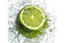Oczyszczanie wody za pomocą limonki i słońca? To możliwe
