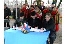 Prezes Wodociągów Kieleckich Henryk Milcarz (w środku) podpisuje umowę Prezes Wodociągów Kieleckich Henryk Milcarz (w środku) podpisuje umowę