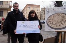 Jako nagrodę za zwycięstwo Kamila Baranowska otrzymała czek na 3000 zł Jako nagrodę za zwycięstwo Kamila Baranowska otrzymała czek na 3000 zł