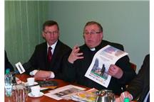 Ks. Kazimierz Kurek prezentuje plakat akcji. Po lewej: Henryk Milcarz Ks. Kazimierz Kurek prezentuje plakat akcji. Po lewej: Henryk Milcarz