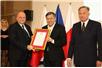 Prezes W. Grabowski odbiera nagrodę z rąk MG Janusza Piechocińskiego Prezes W. Grabowski odbiera nagrodę z rąk MG Janusza Piechocińskiego
